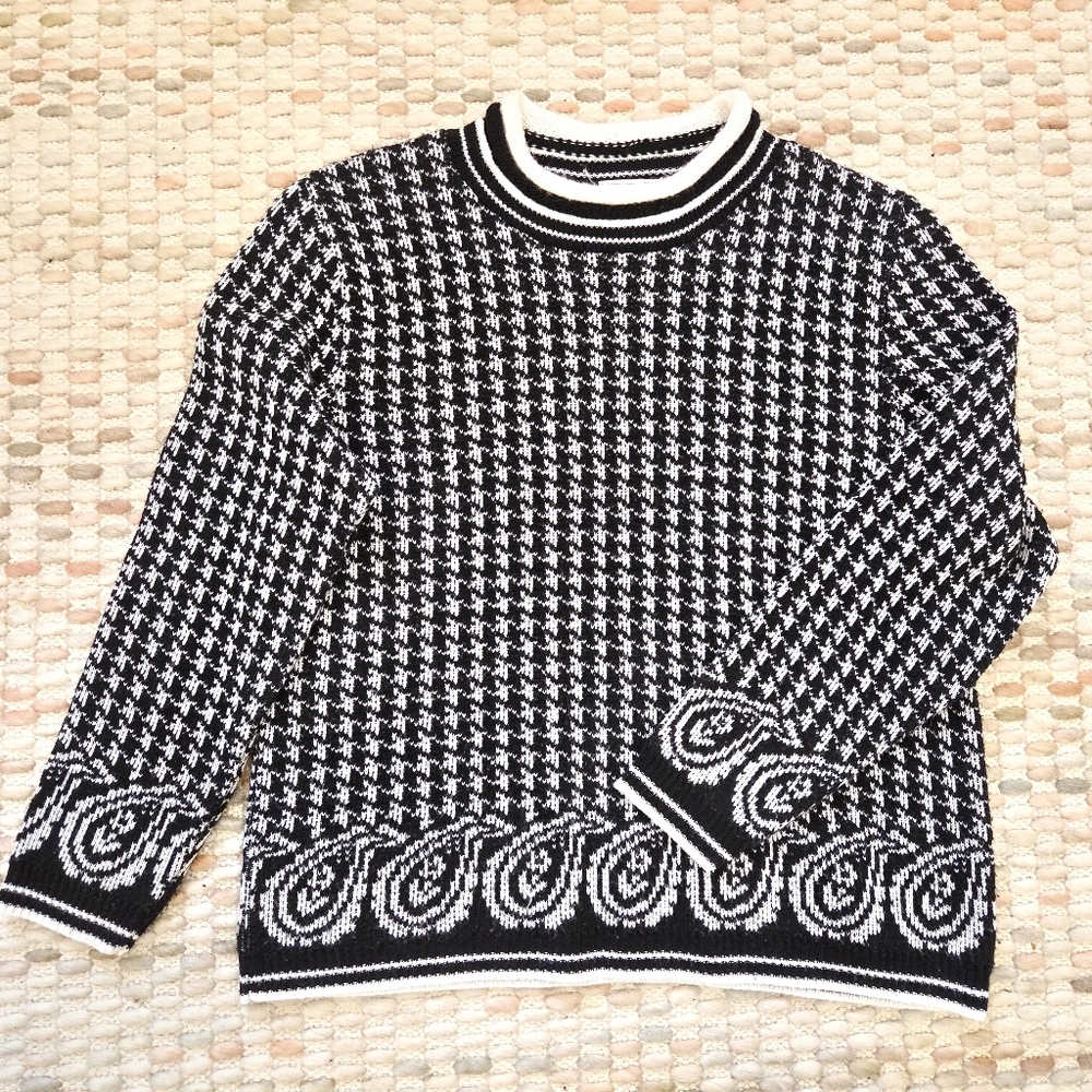 Vintage Tradition Knit Sweater – Black & White Graphic – Made in Canada – M-L